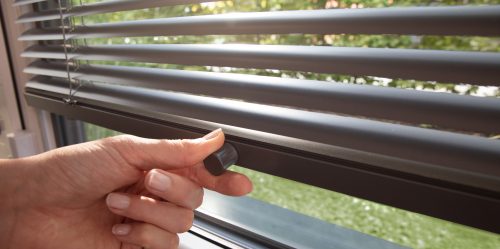 Raffstoren mit verstellbaren Lamellen für Ihre Fenster und genießen Sie perfekte Kontrolle über Licht und Privatsphäre.
